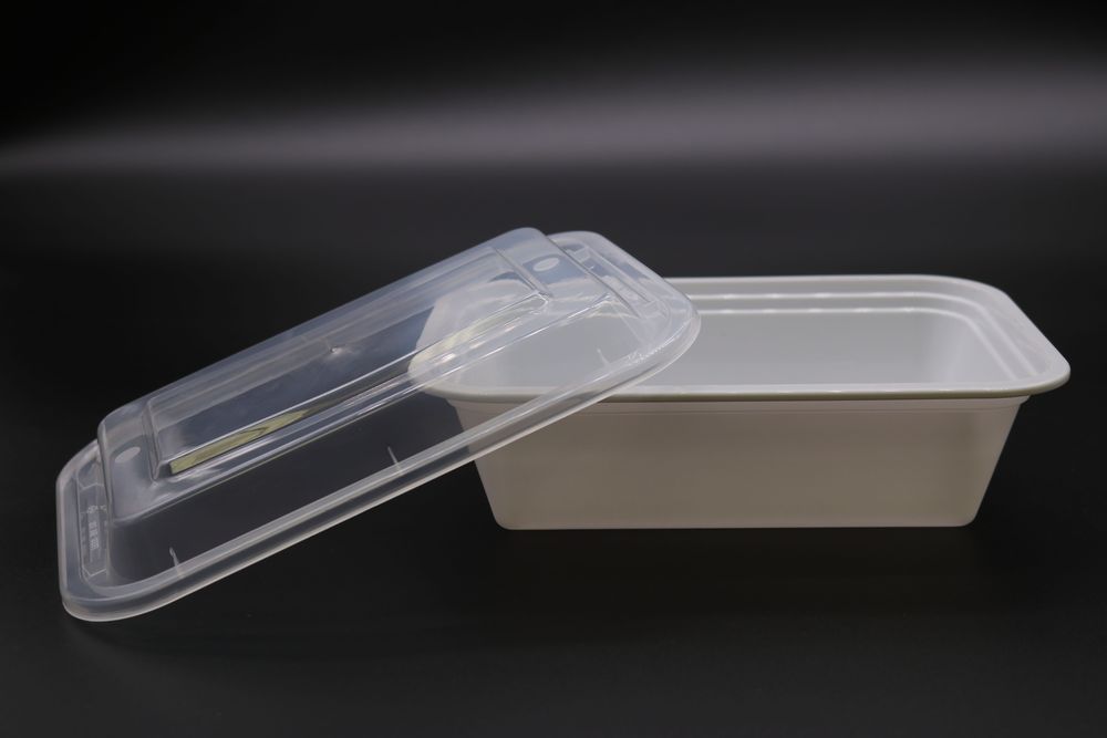 White Base 7 x 5 inch Deep Rectangular Microwaveable Container with Clear Lid