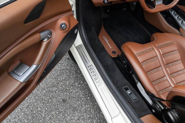 2022 F8 Spider picture #12