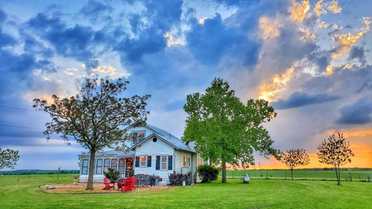 House at Sunset before a storm | Photo Credit: Anthony Acosta (@elitistczar)