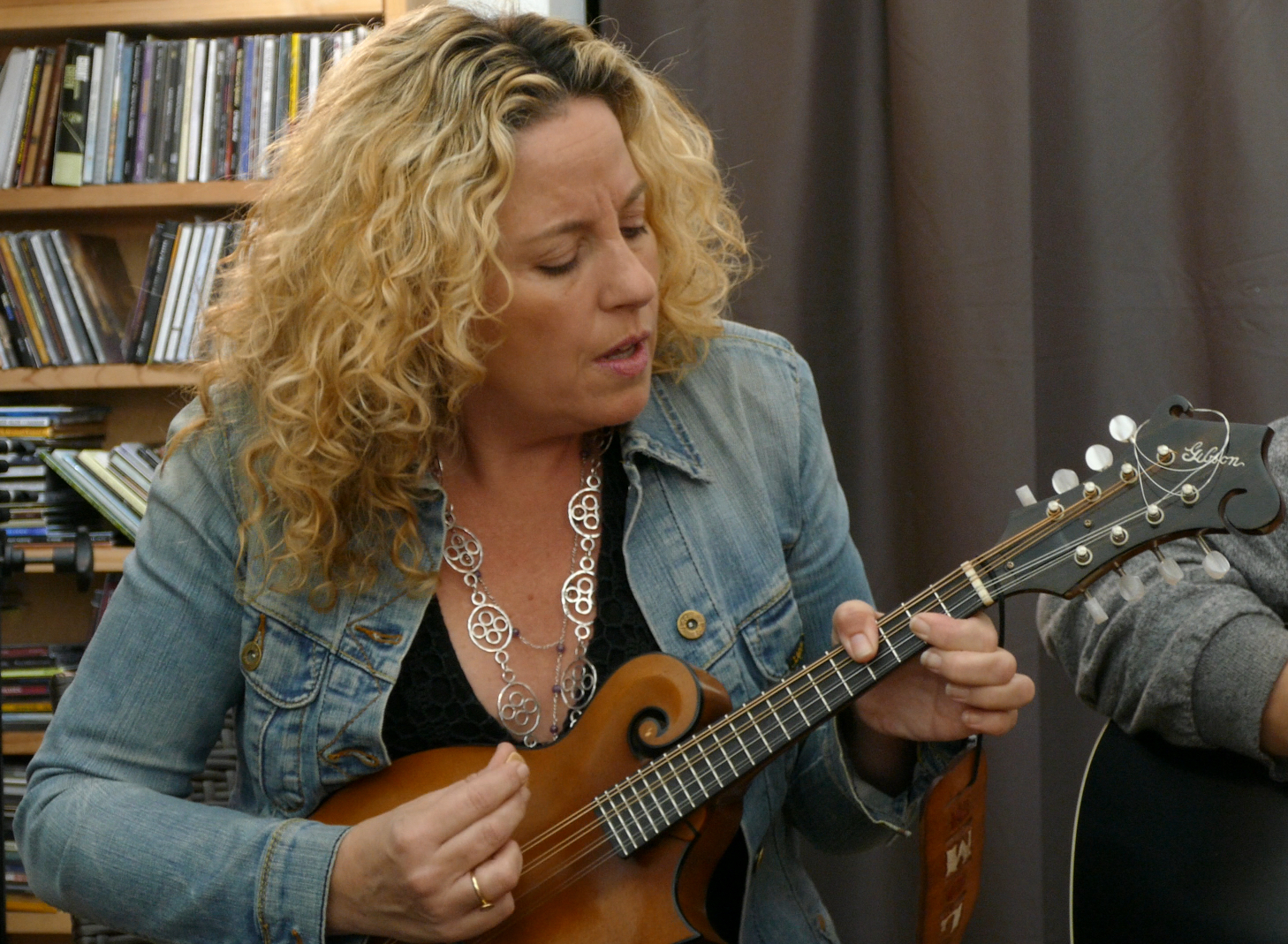 Podcast 173: Singer-Songwriter Amy Helm - Fretboard Journal