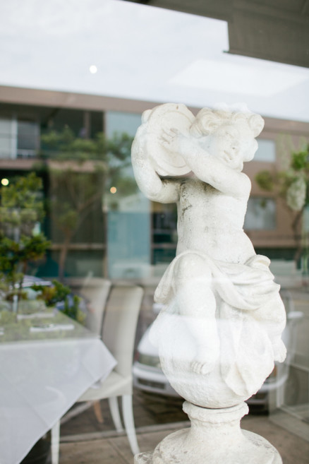 A Glam Midcentury Celebration – Photo by Let's Frolic Together