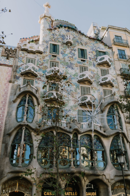 Alleys and Art in Barcelona – Photo by Let's Frolic Together