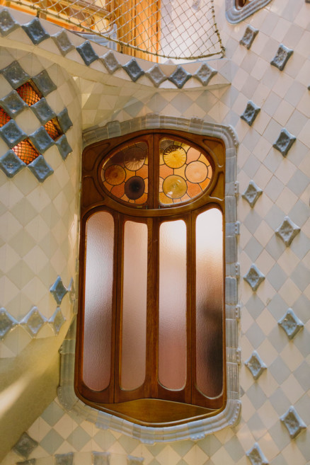 Alleys and Art in Barcelona – Photo by Let's Frolic Together