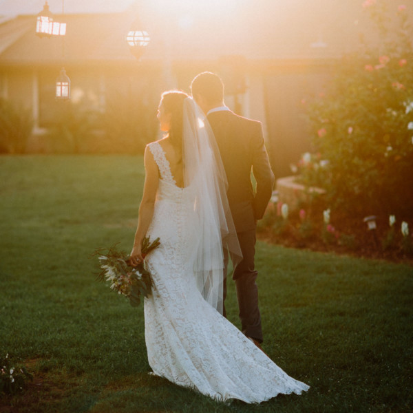 A Gorgeous Backyard Wedding Celebration &ndash; Photo by Let's Frolic Together