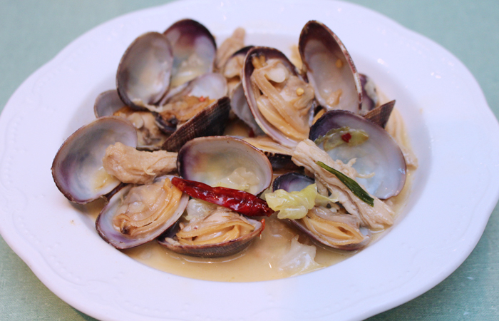 Steamed clams ($13) with kalua pig, cabbage and charred chives. Easily one of our favorites, the pork's smokiness adding another layer of flavor to the briny clams.