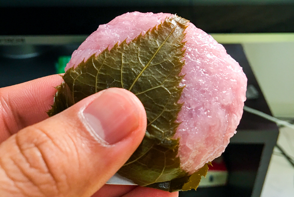 Sakura mochi (¥97/$0.97) proved to be the perfect sweet to accompany my hot jasmine tea.