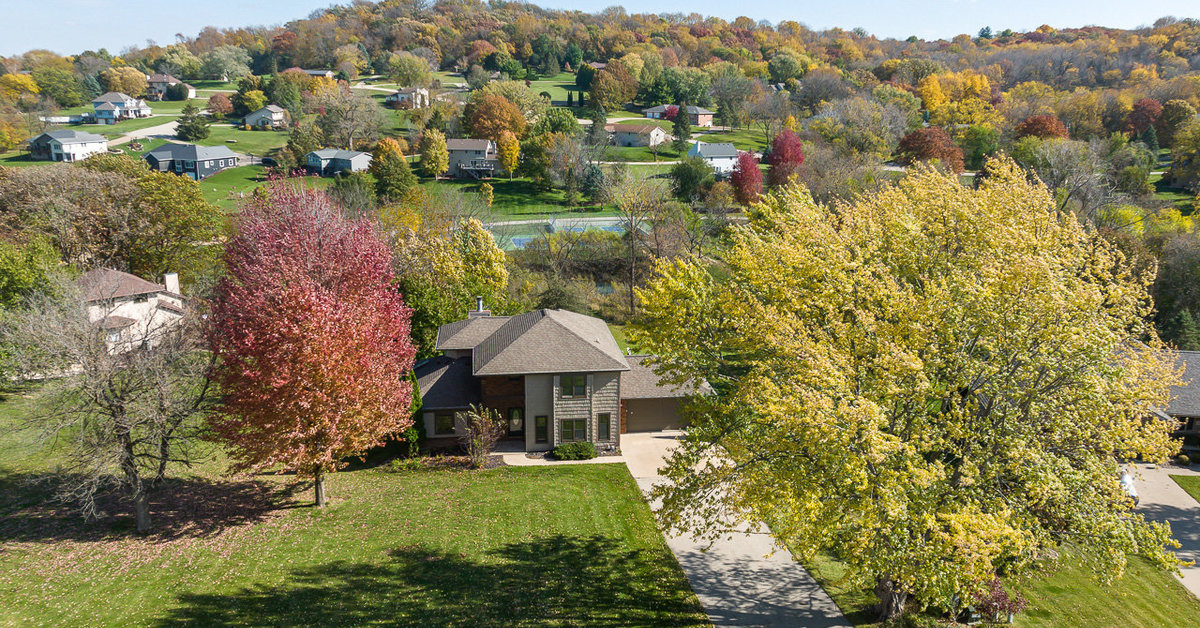 11184 Woodview Dr, Dubuque, IA 52003 Rela