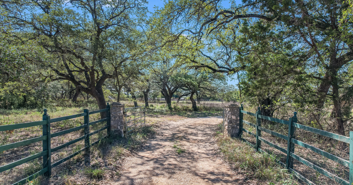 Fitzhugh Road Compass / Austin Luxury Group