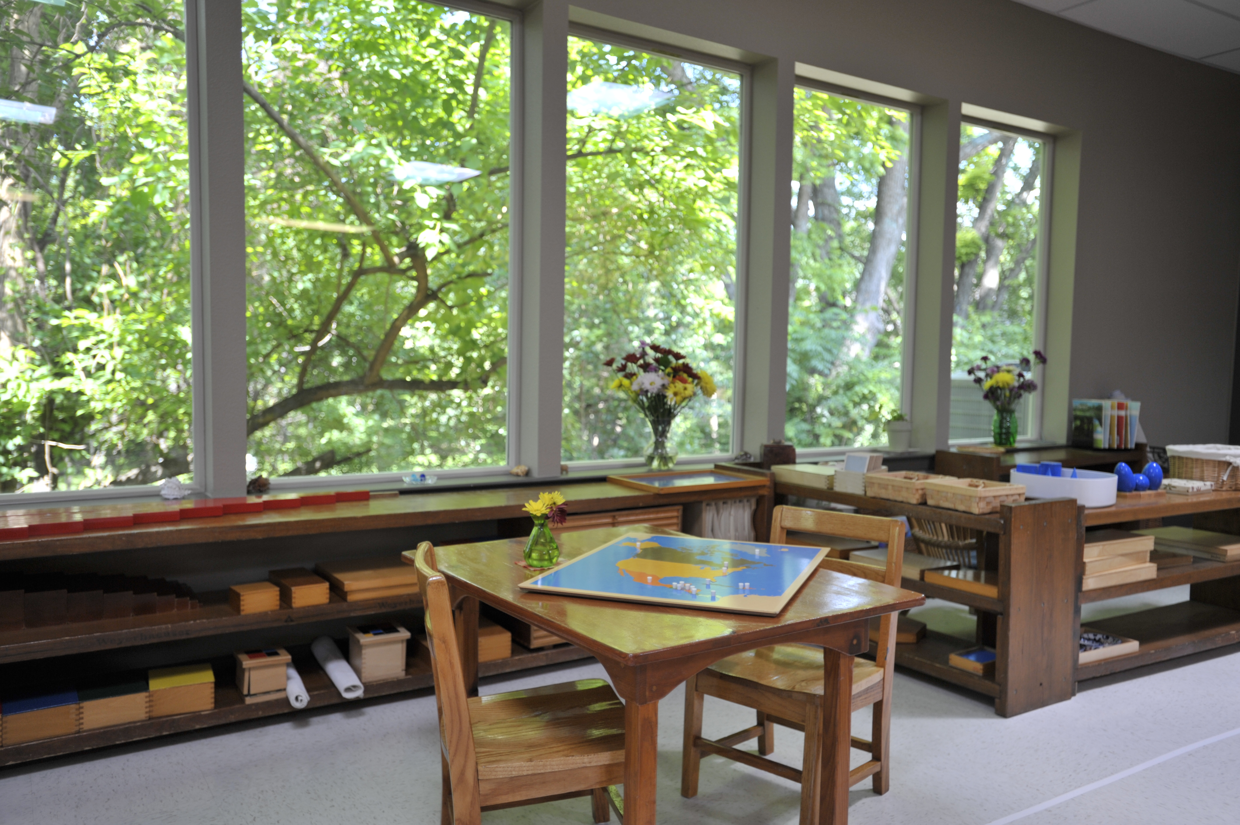 Montessori Childrens House And School Logo