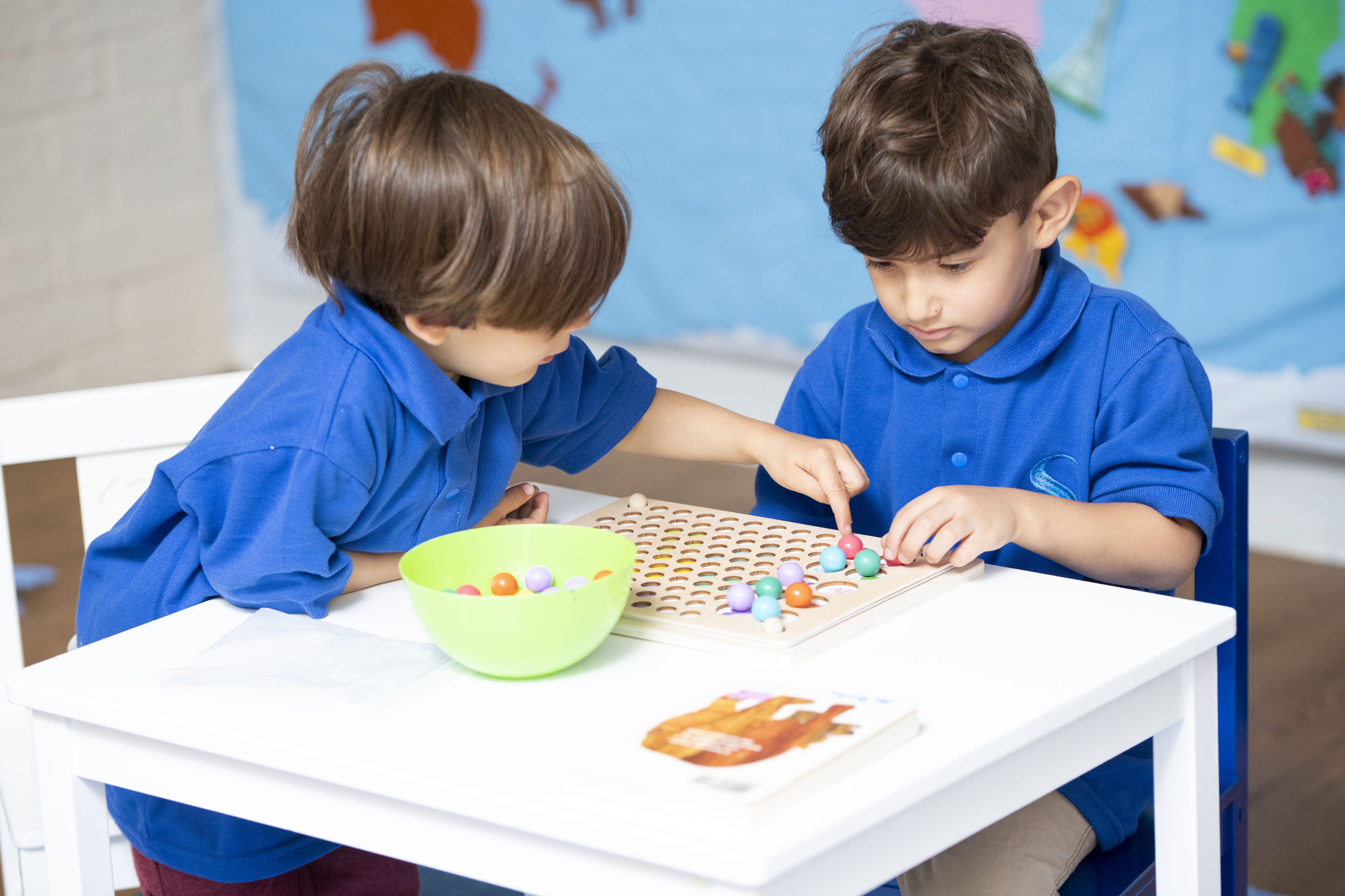 Schola International Logo