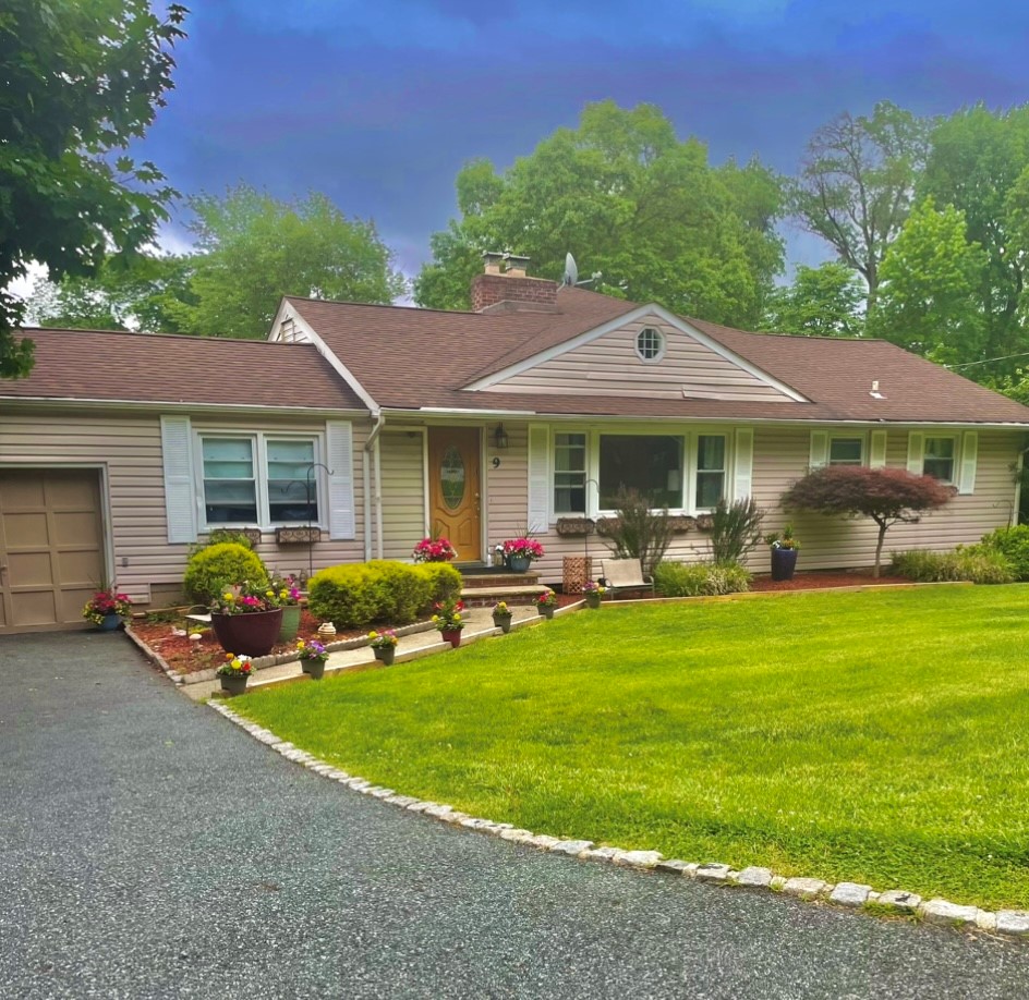 Nicole's Little Angels Llc Logo