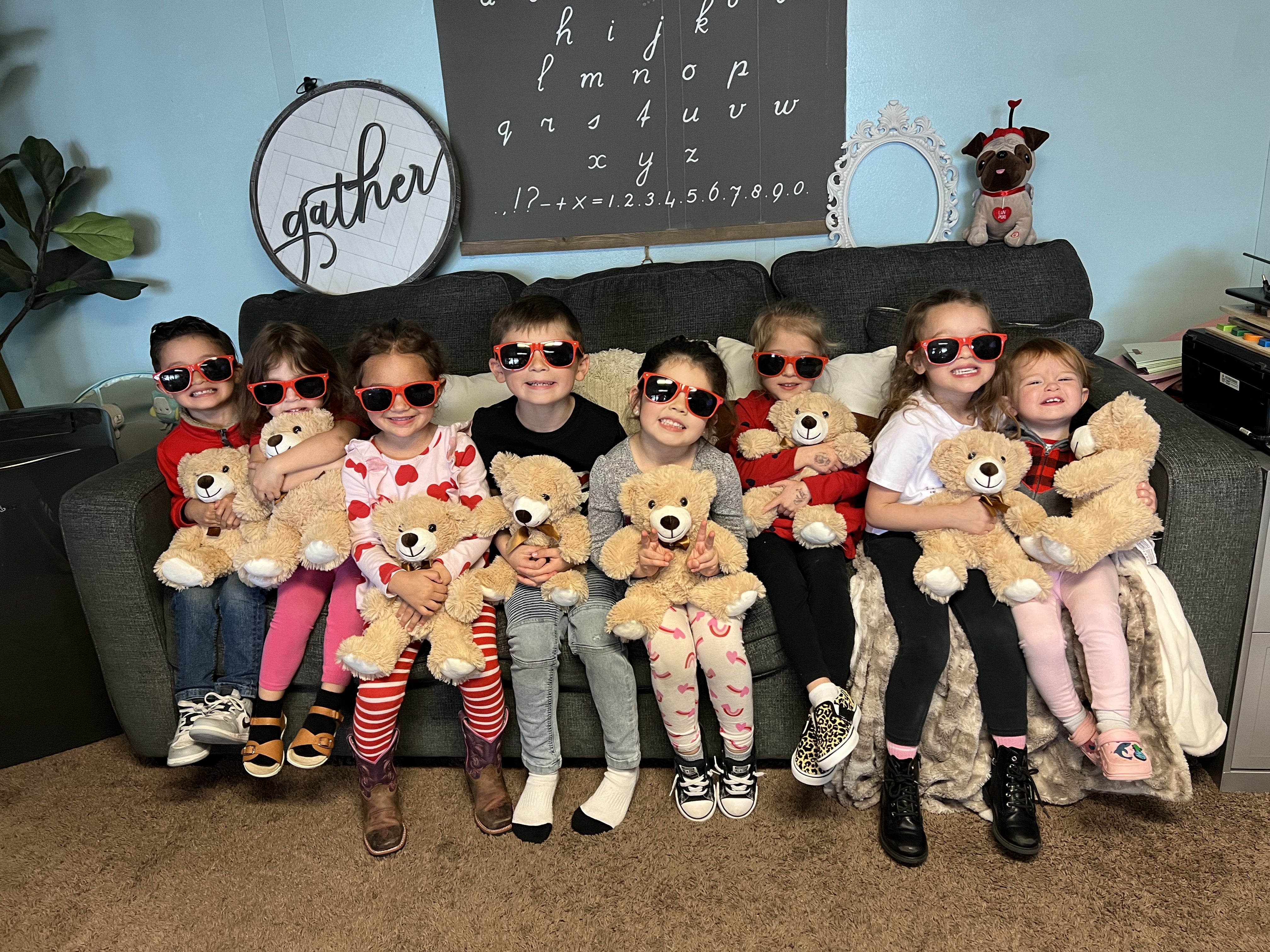 Dayna's Little Darlings Child Care & Pre School Logo