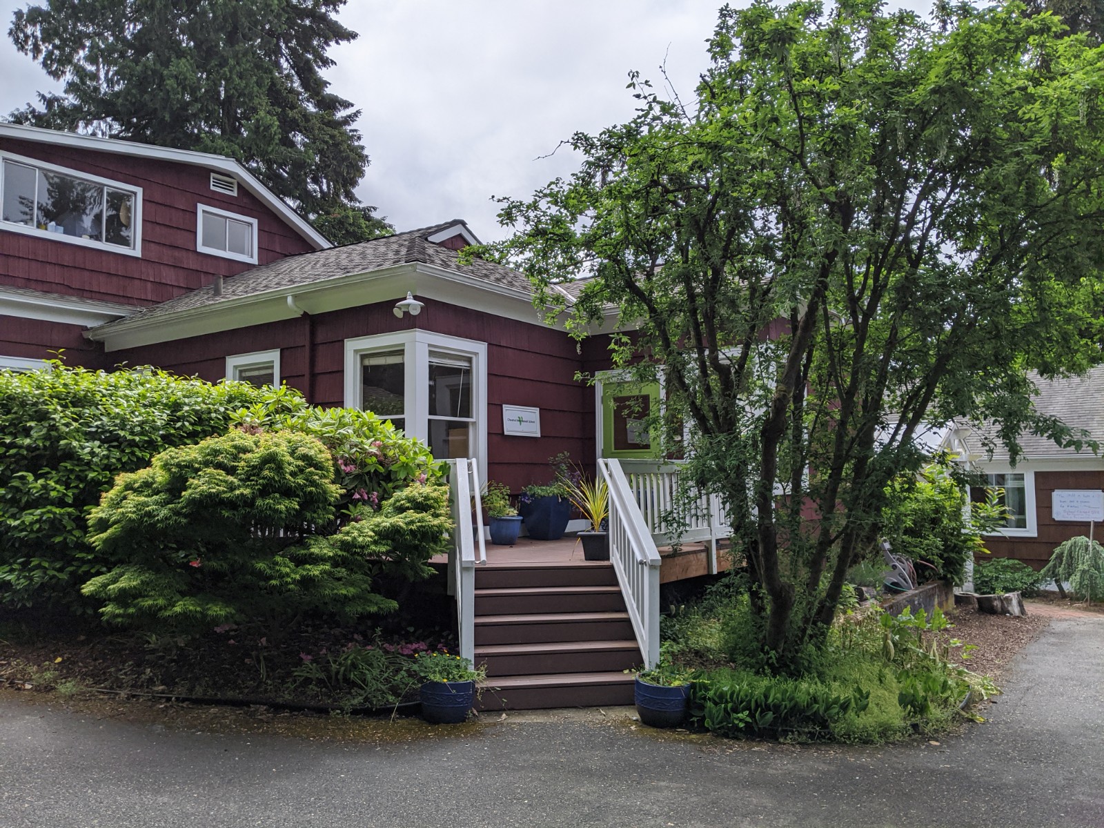 Chestnut Montessori School Logo