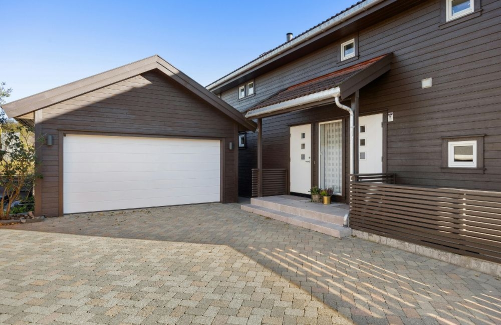 Professional Garage Door Service Focused on Customer Needs