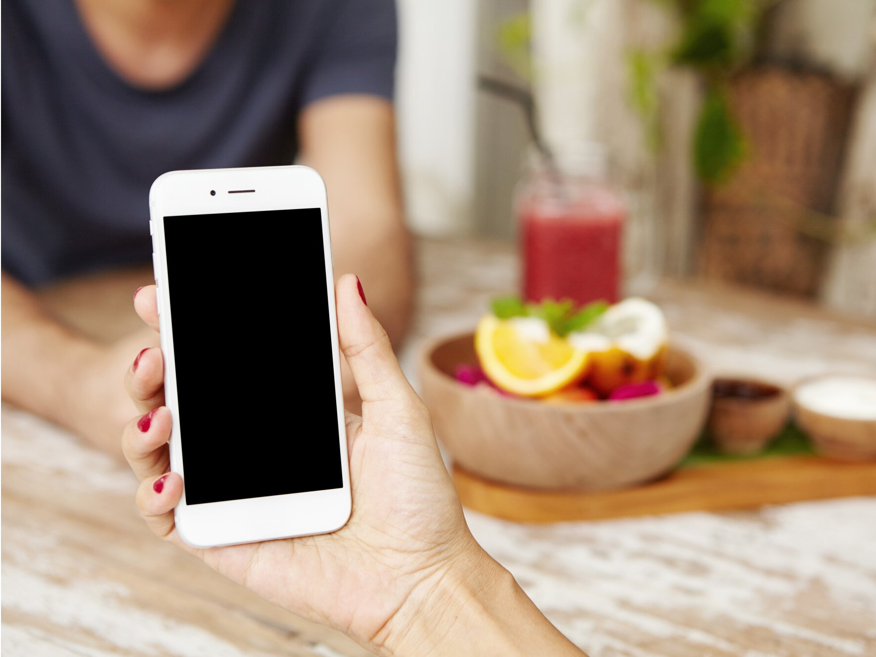 Smartphone Presence During Meals Hijacks Visual Focus, KU Leuven Researchers Confirm