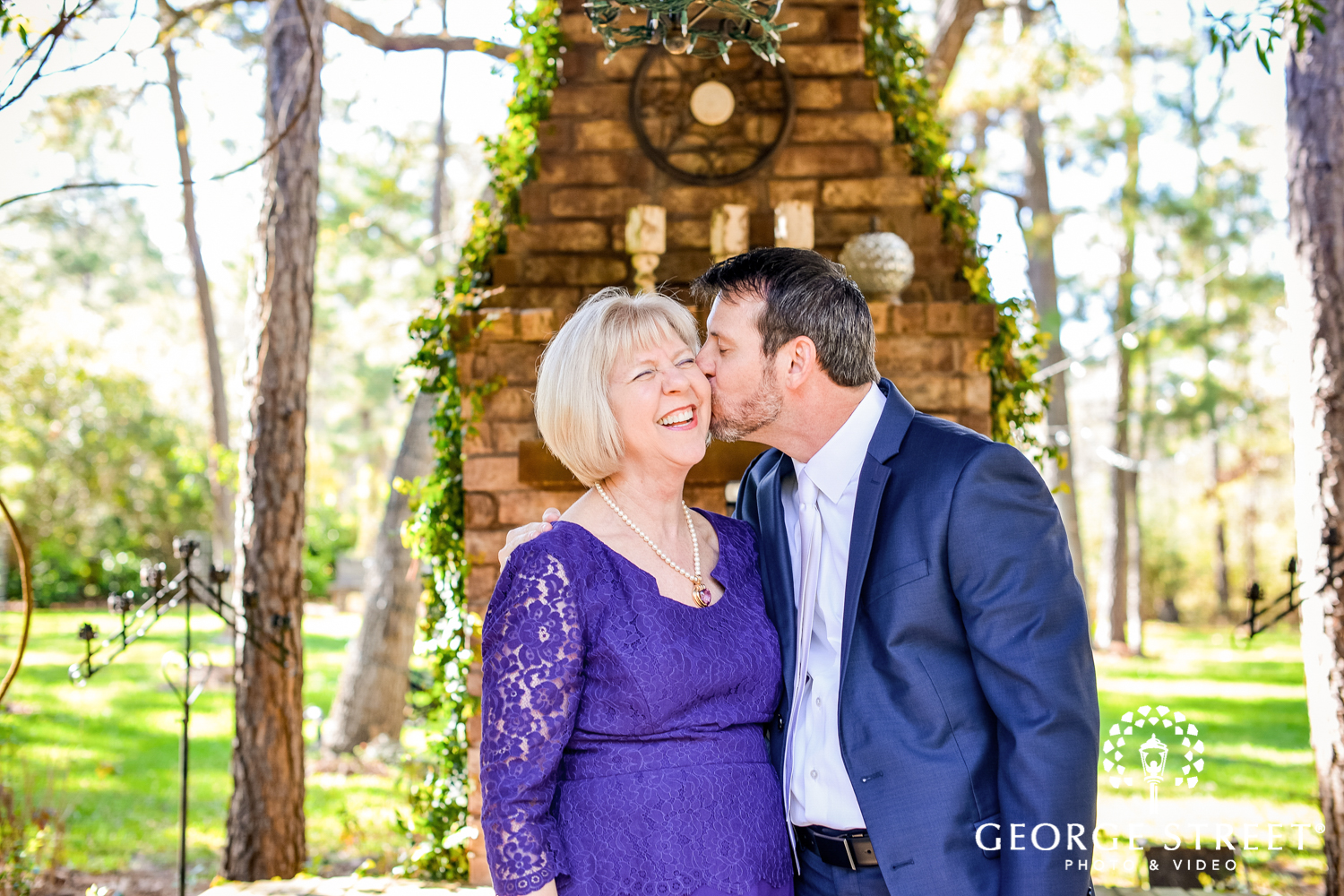 groom and mother before wedding