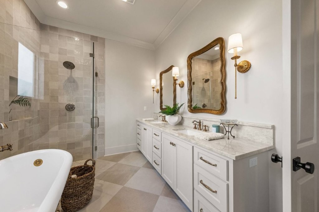 301PorchView-97.jpg Bathroom