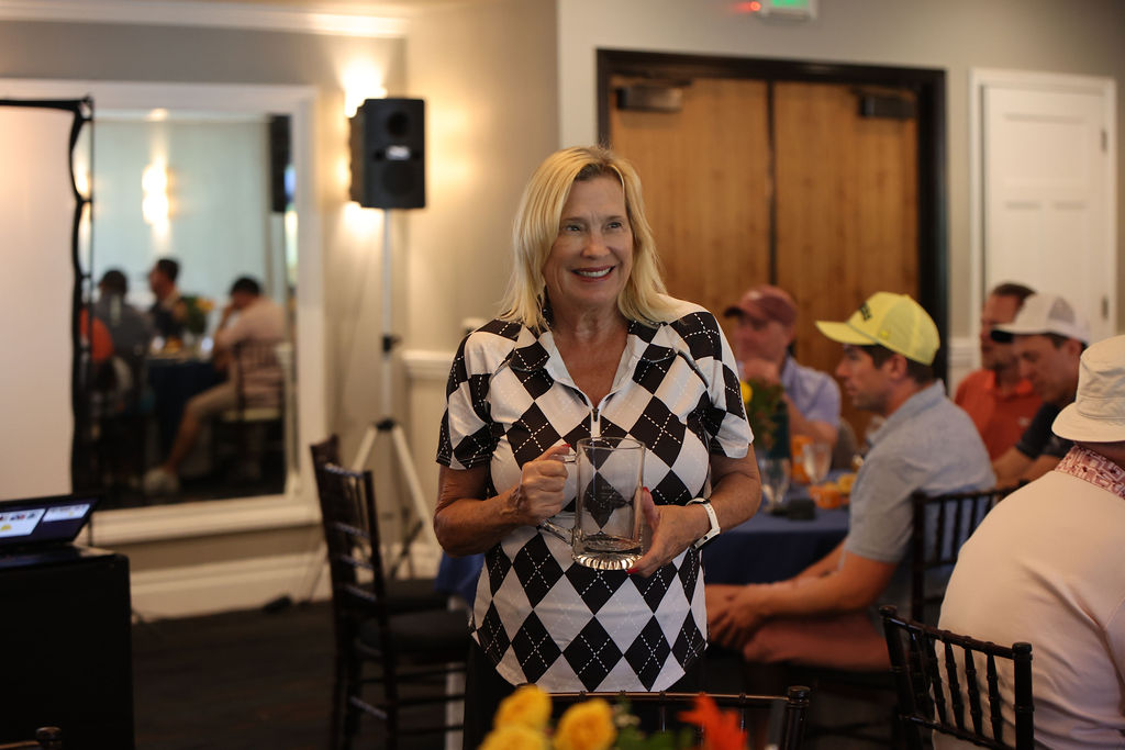 BR6_0523.JPG Woman receiving an award
