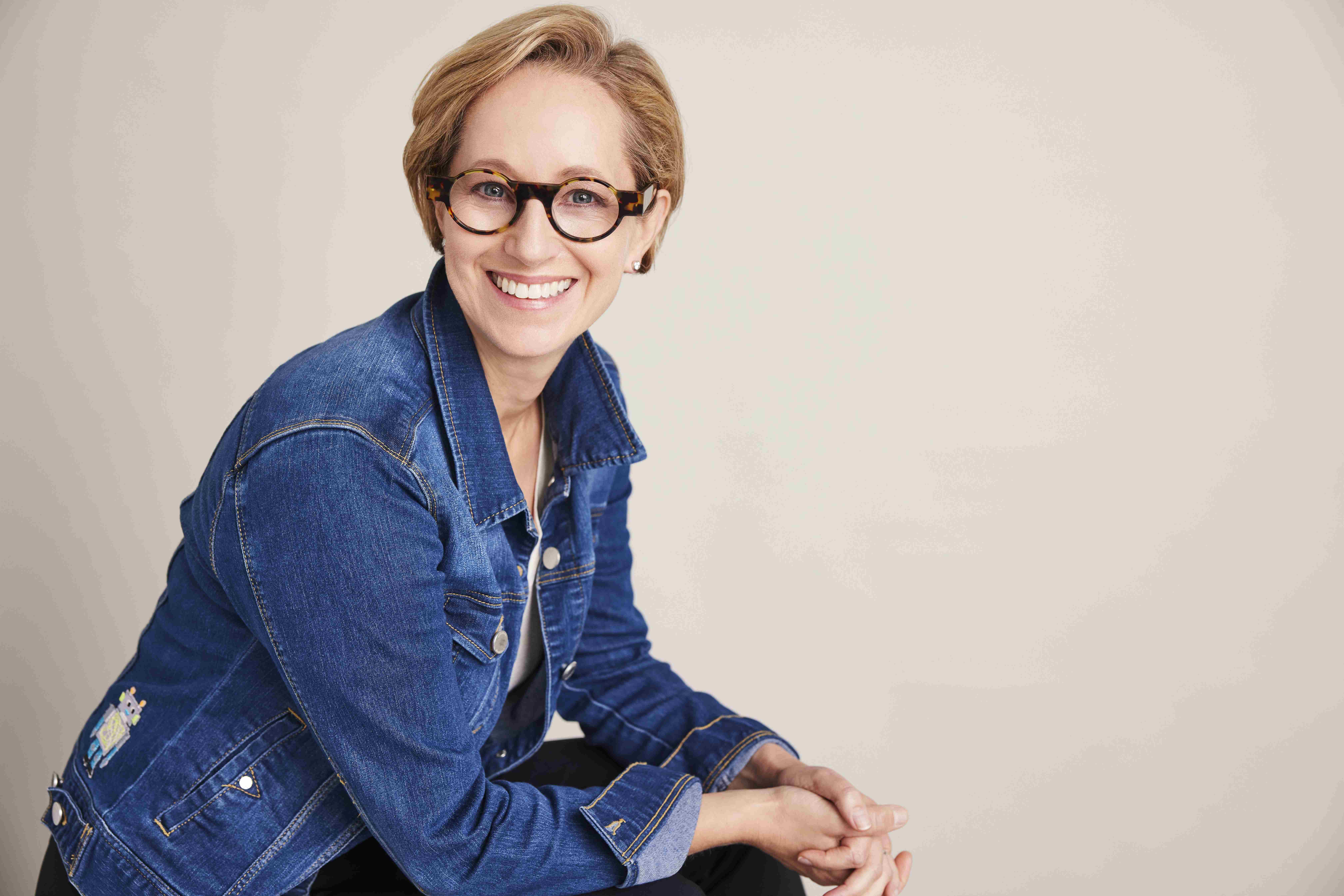 Image of Lisa Damour smiling.