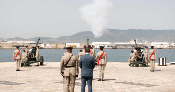 Gibilterra: il Royal Gibraltar Regiment celebra il compleanno della Regina Camilla