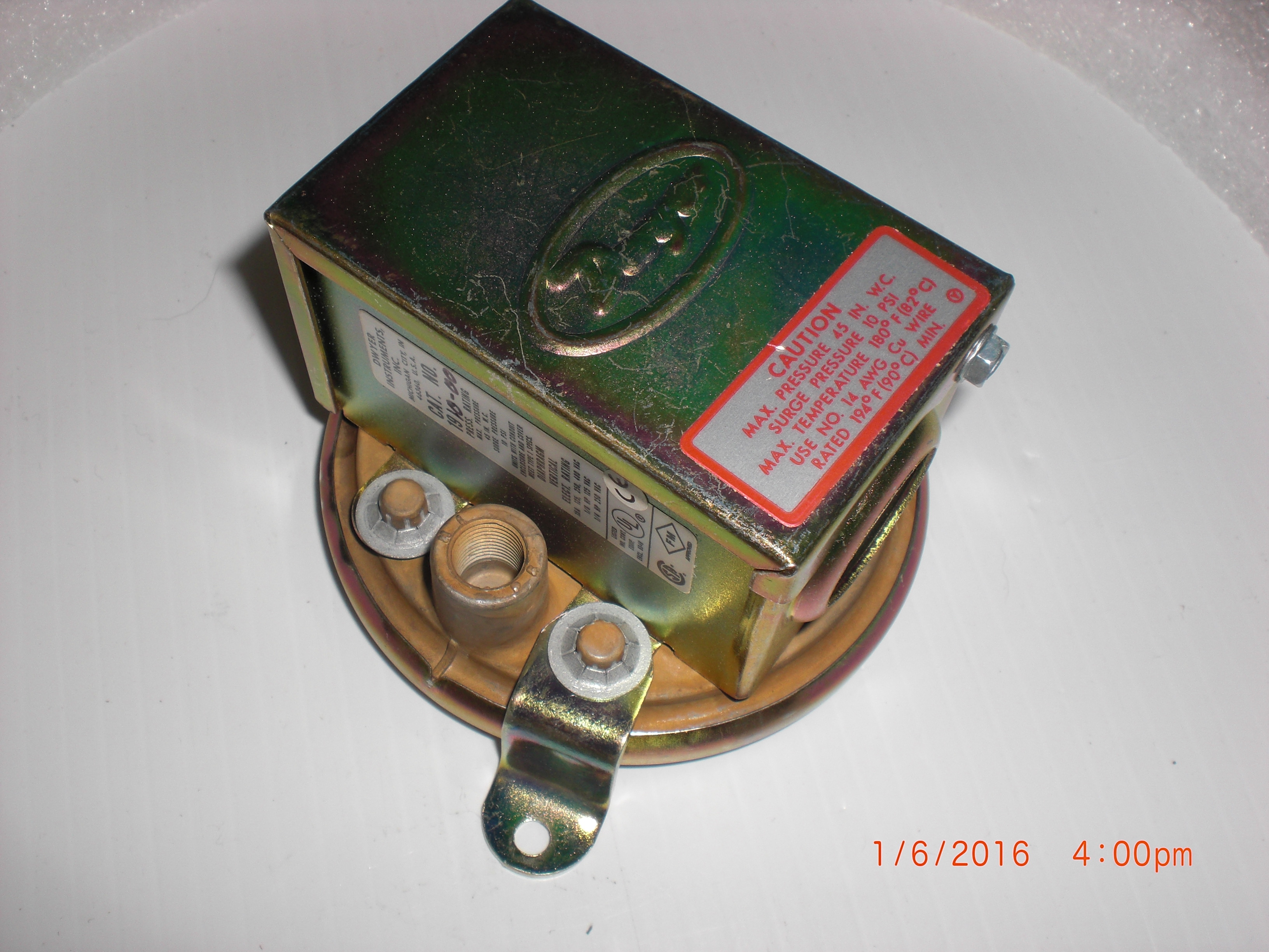 Switch Dwyer 1910-00  Differential pressure switch, range 0.07-0.15" w.c., approx. deadband @ min. set point 0.04, approx. deadband @ max. set point 0.04.