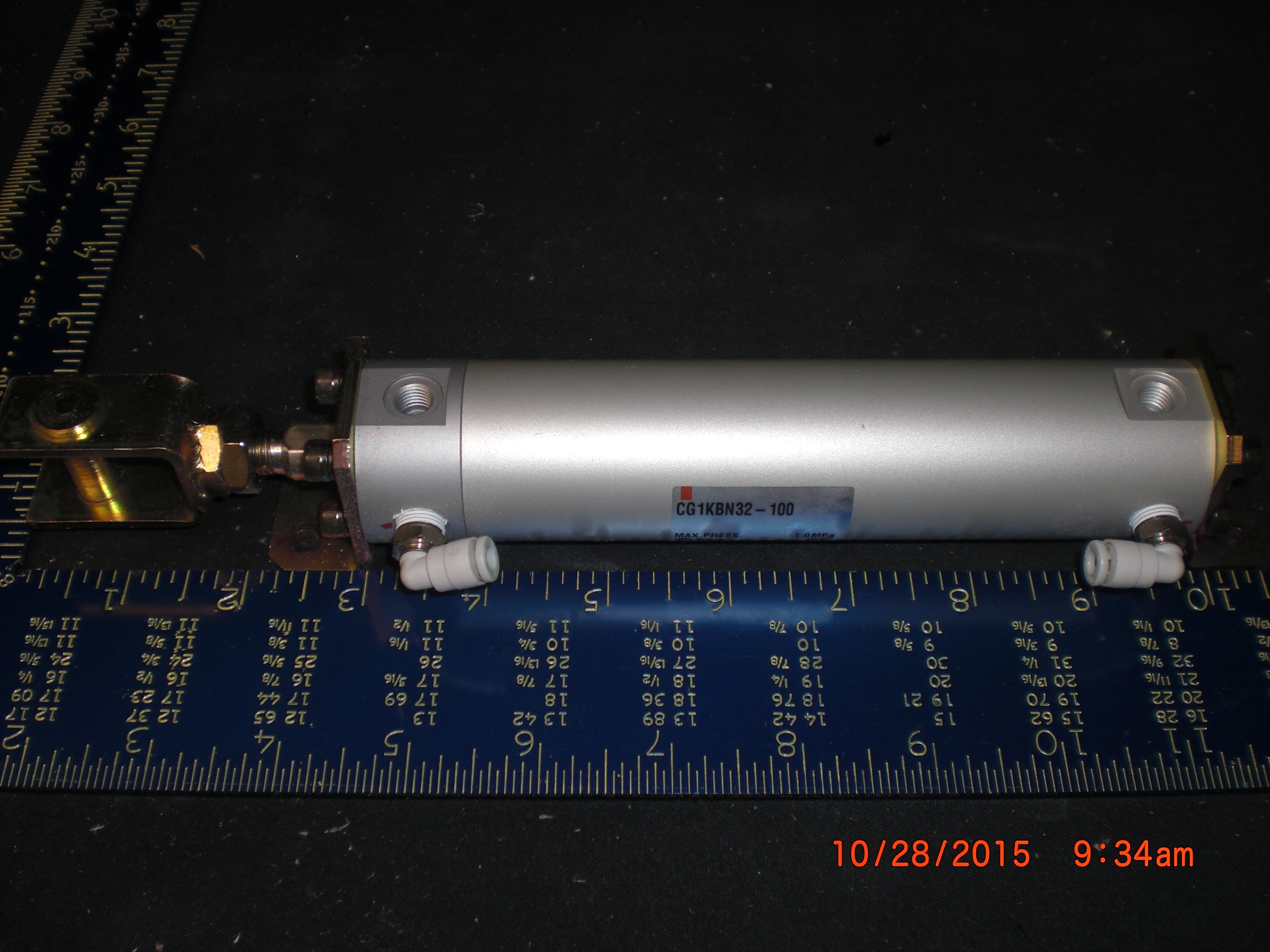 Cylinder SMC CG1KBN32-100 Pneumatic dual action with mounting hardware