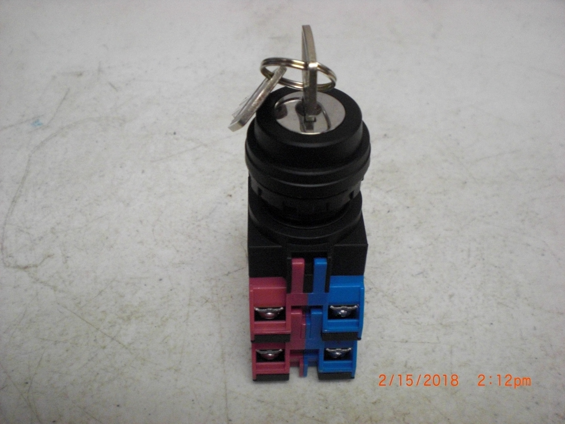 Switch IDEC HW-CB22 panel mount key latching and momentary dual NC and NO