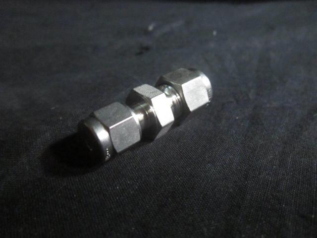 Fitting SWAGELOK OD SS-4M0-6-4 SS TUBE FITTING, UNION, 4MMT X 1/4 TUBE OD PKG 9