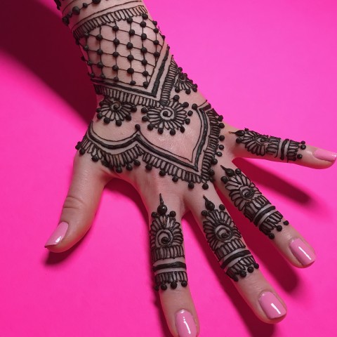 All About Henna Tattoos - Henna Tattoo entfernen: 3 einfache Tricks | COSMOPOLITAN - For many people, committing themselves to a single permanent tattoo is somewhat intimidating.