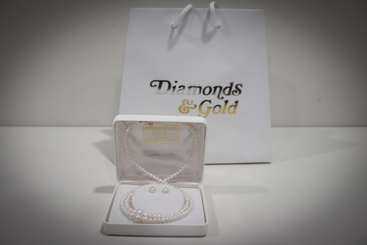 Diamonds & Gold  Pearl Set auction item image