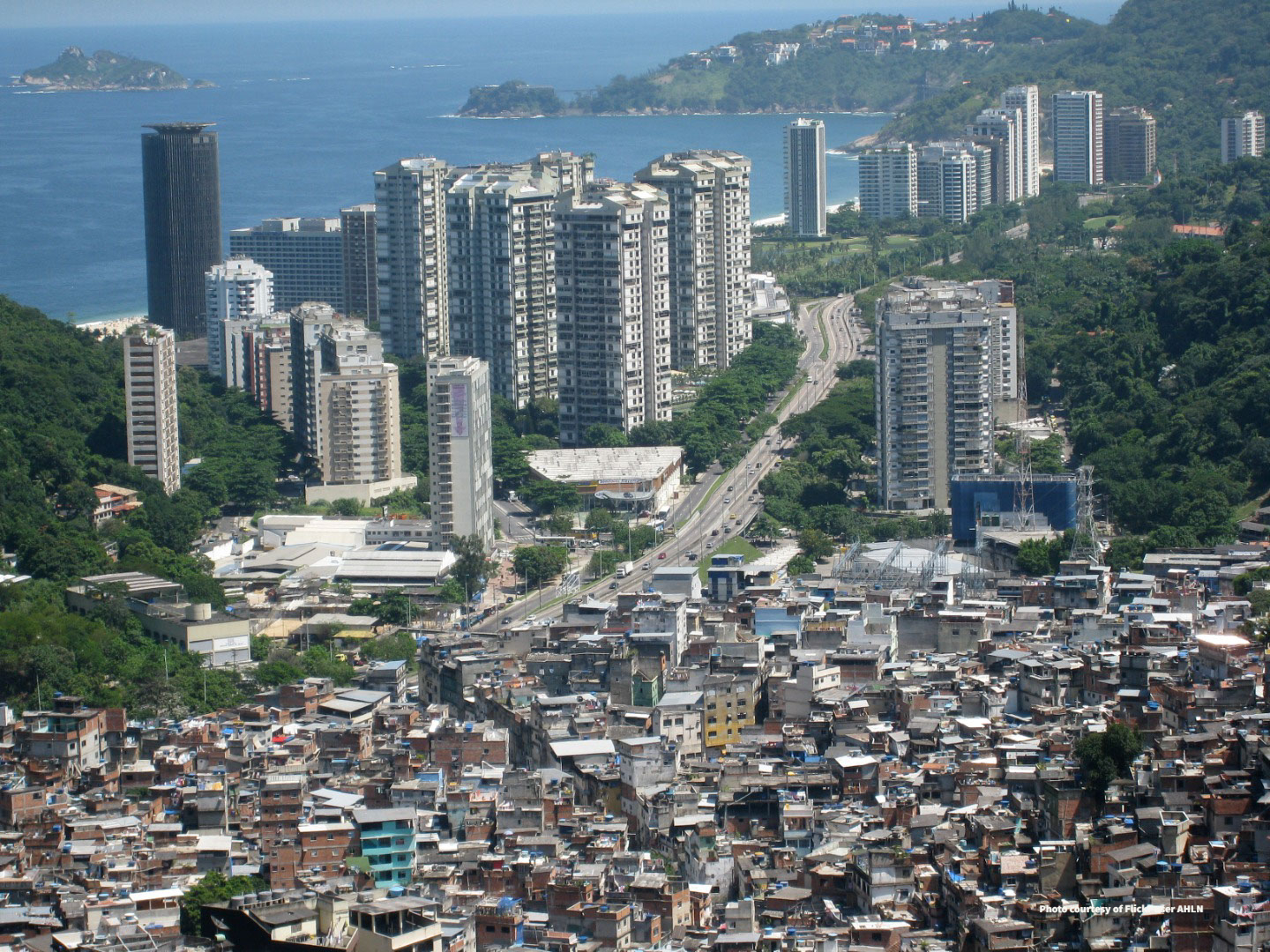 Rascacielos grises al lado de una carretera y una favela en Brasil