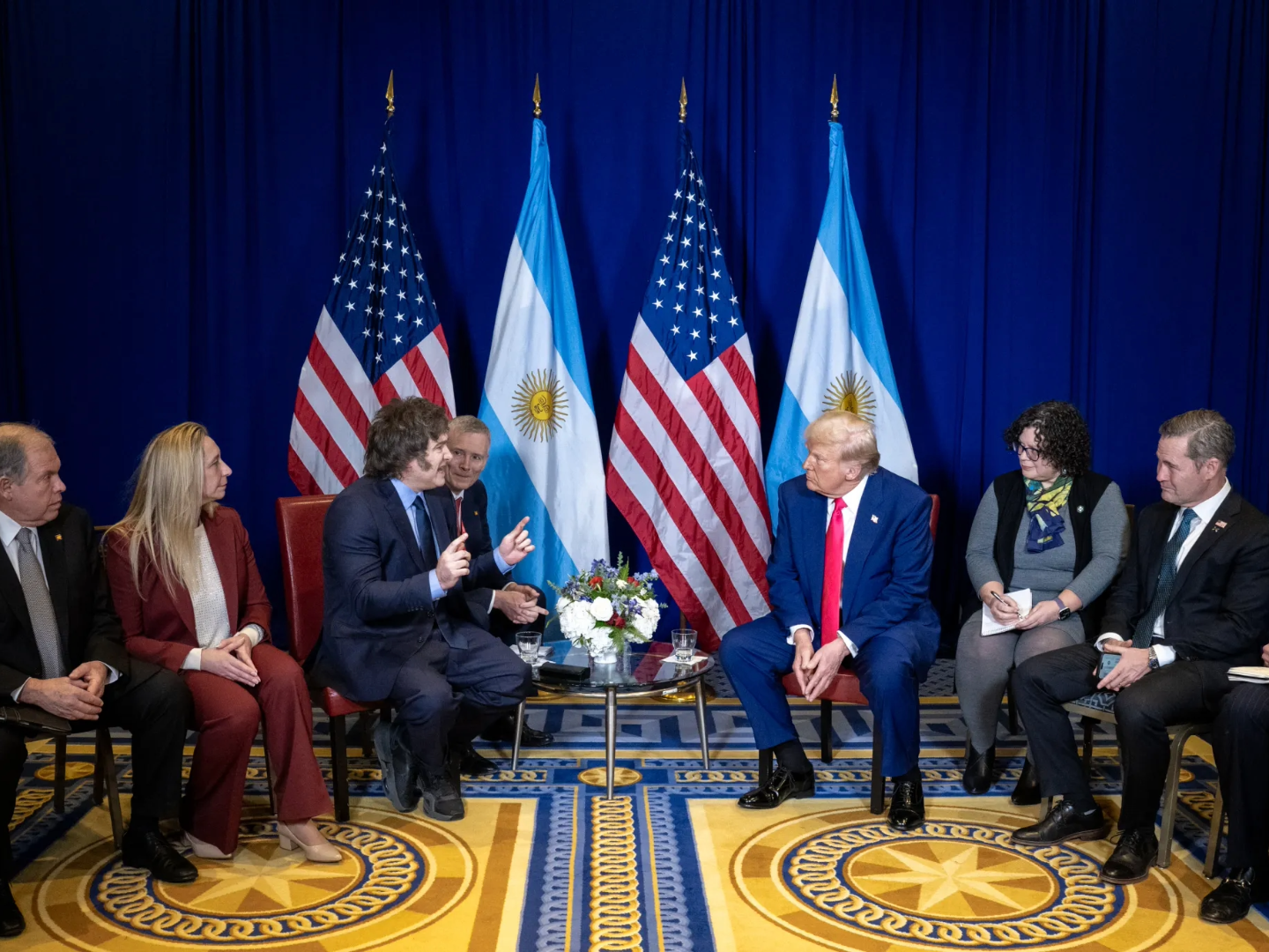 El presidente Trump se reúne con el presidente argentino Javier Milei