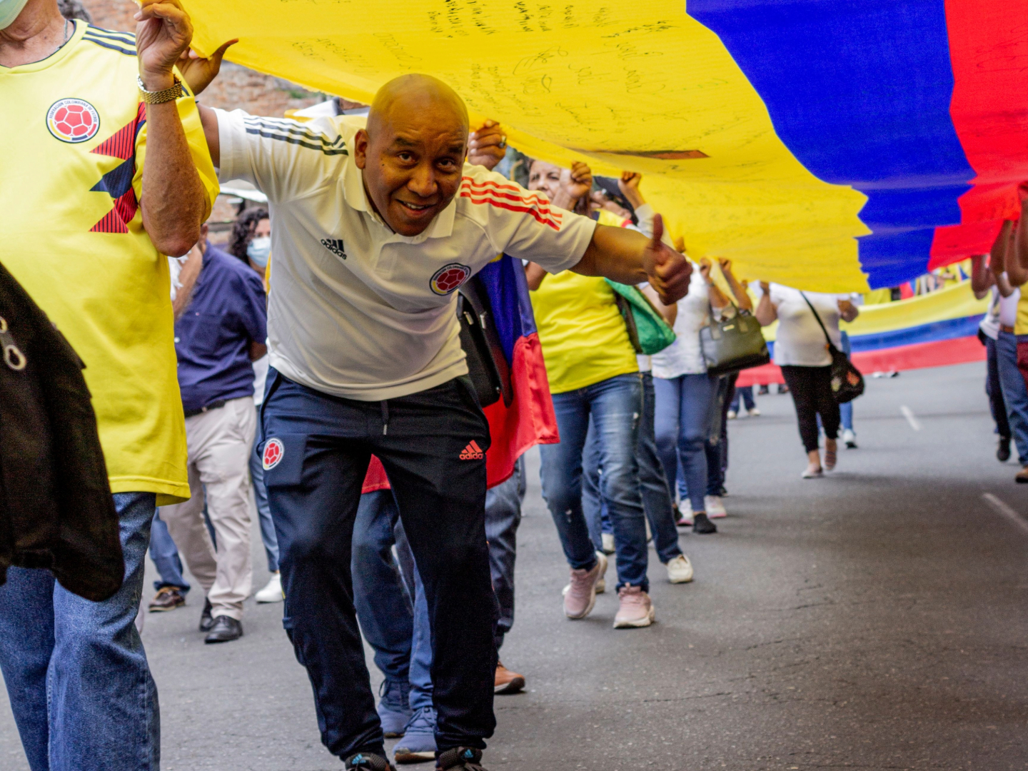 Una persona llevando la bandera colombiana
