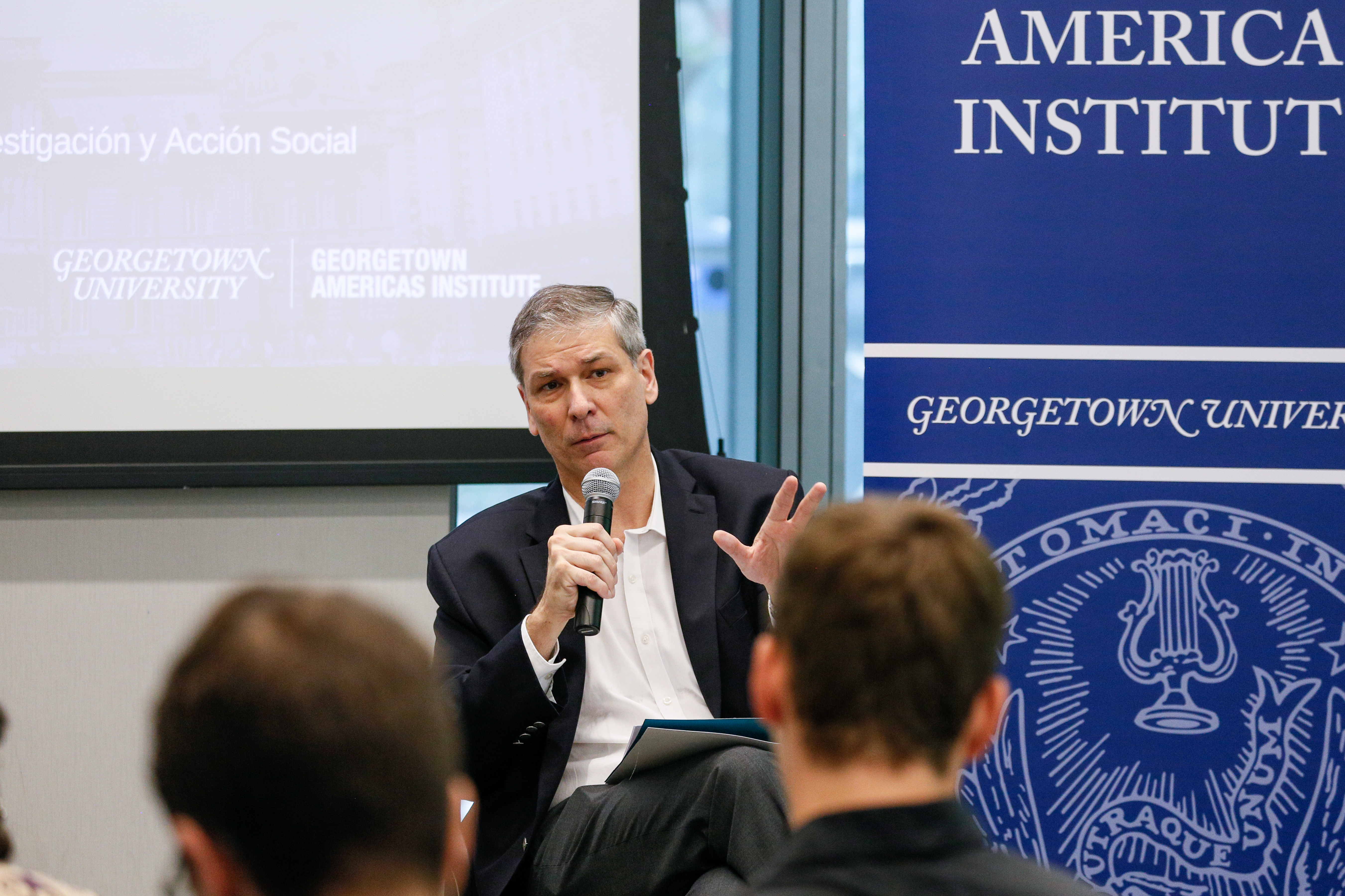 El reverendo Rodrigo Zarazaga, S.J., habla con estudiantes en Georgetown University.