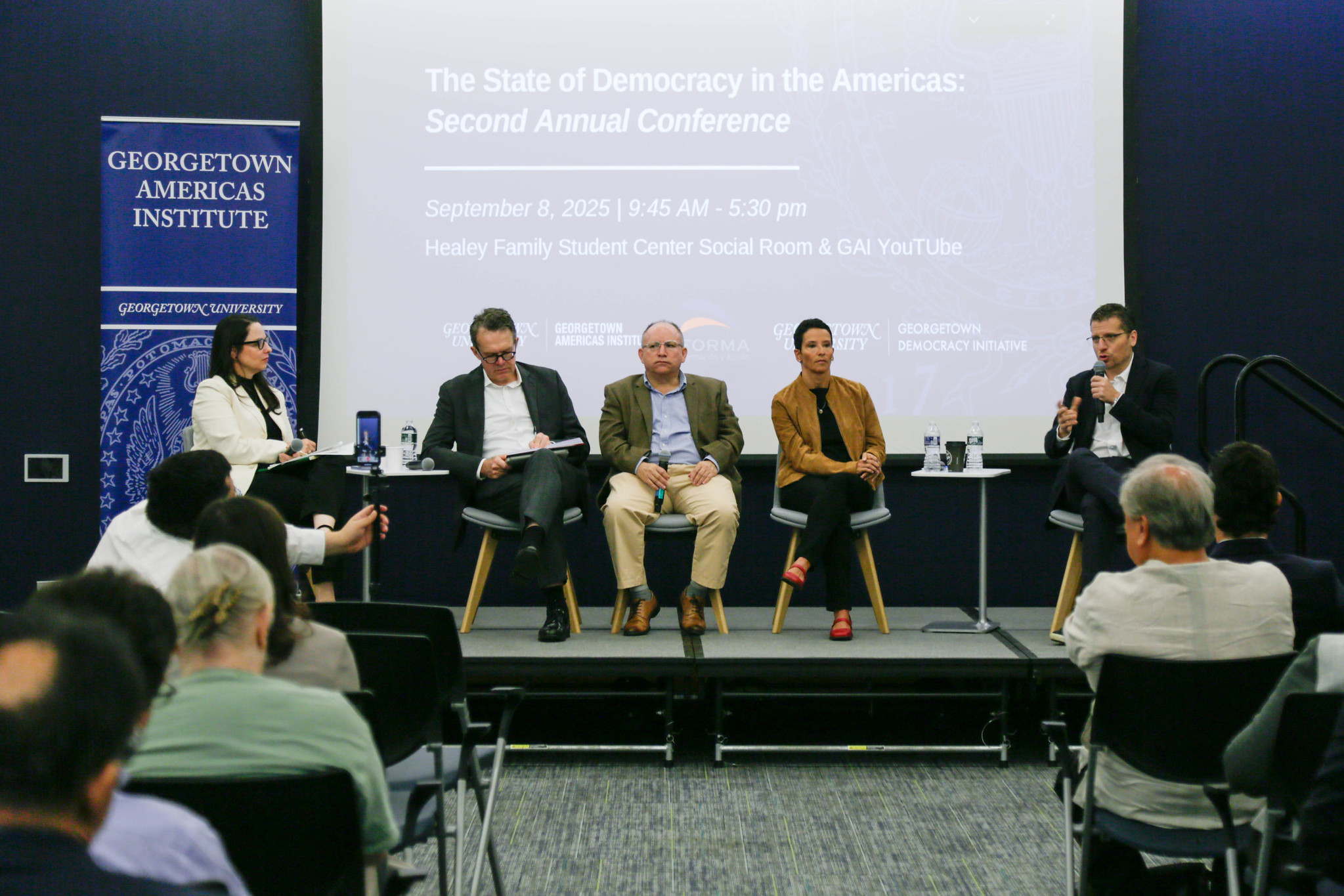 Denisse Yanovich (moderator), Michael Stott, Daniel Kerner, Monica de Bolle, y Jose Antonio Aguilar Rivera