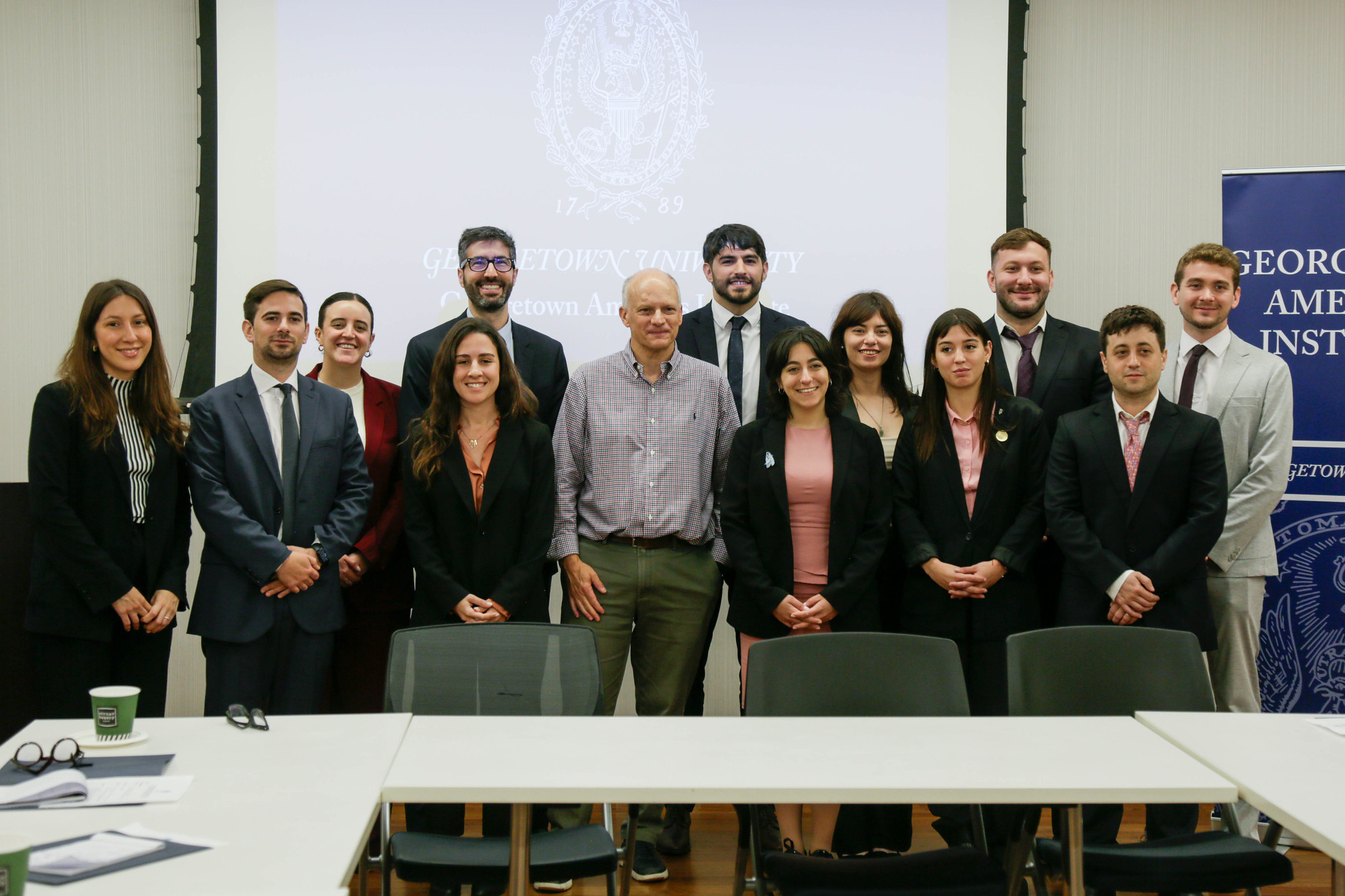 Estudiantes de maestría del Centro de Investigación y Acción Social de Argentina visitan Georgetown.