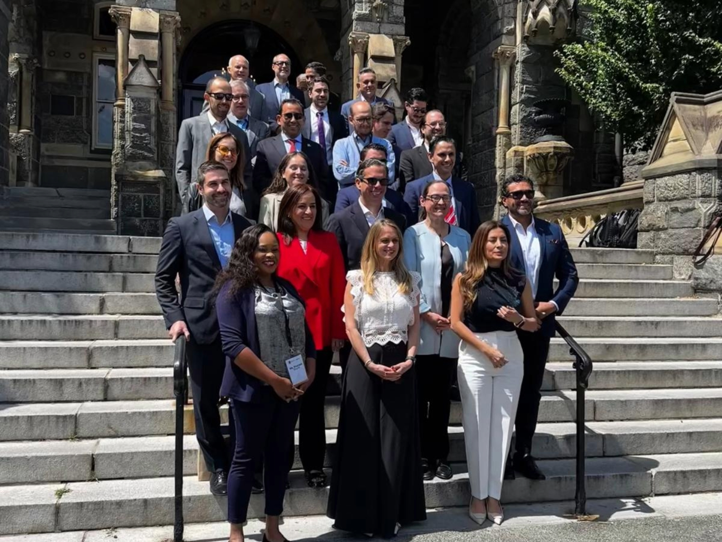 Participantes del programa: Las Américas en transición: política económica, gobernanza y desafíos regionales.