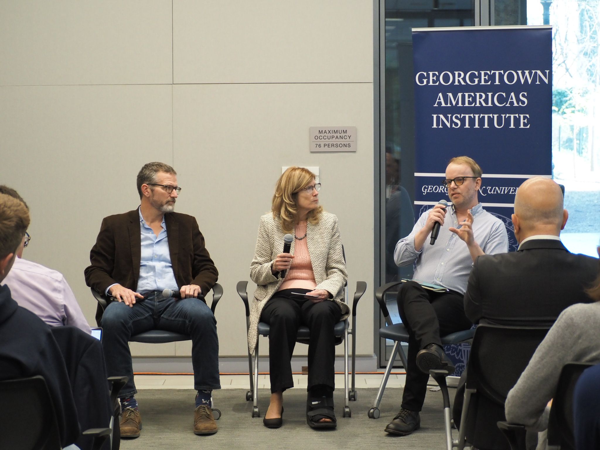 Steven Dudley, Mary Beth Sheridan y Falko Ernst conversan sobre los cárteles mexicanos.