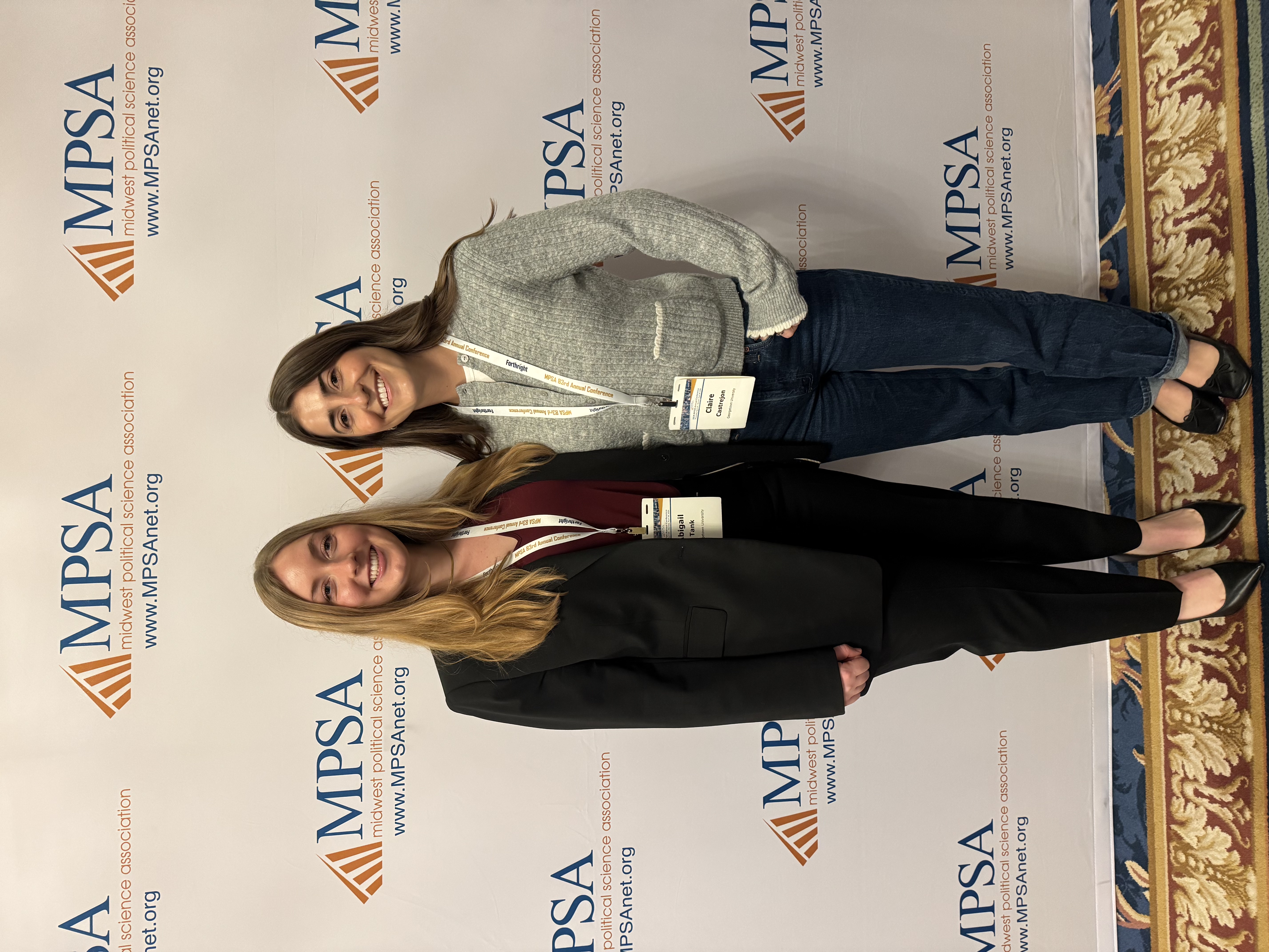 Abby Tank y Claire Castrejon en la conferencia de la Midwest Political Science Association.