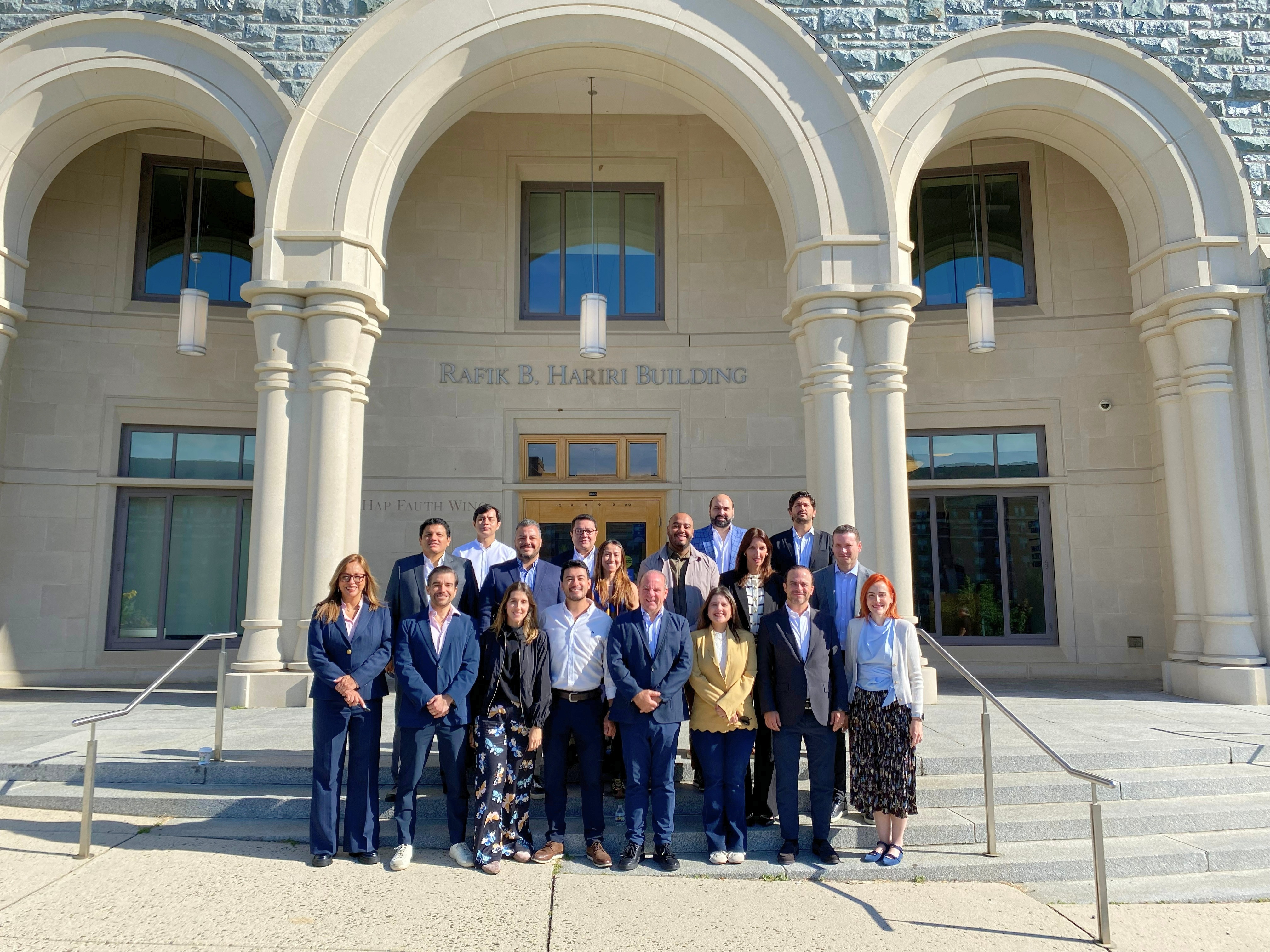 “La cohorte GBEL 2026 posando frente a Rafik. B. Hariri Building de McDonough School of Business en Georgetown University