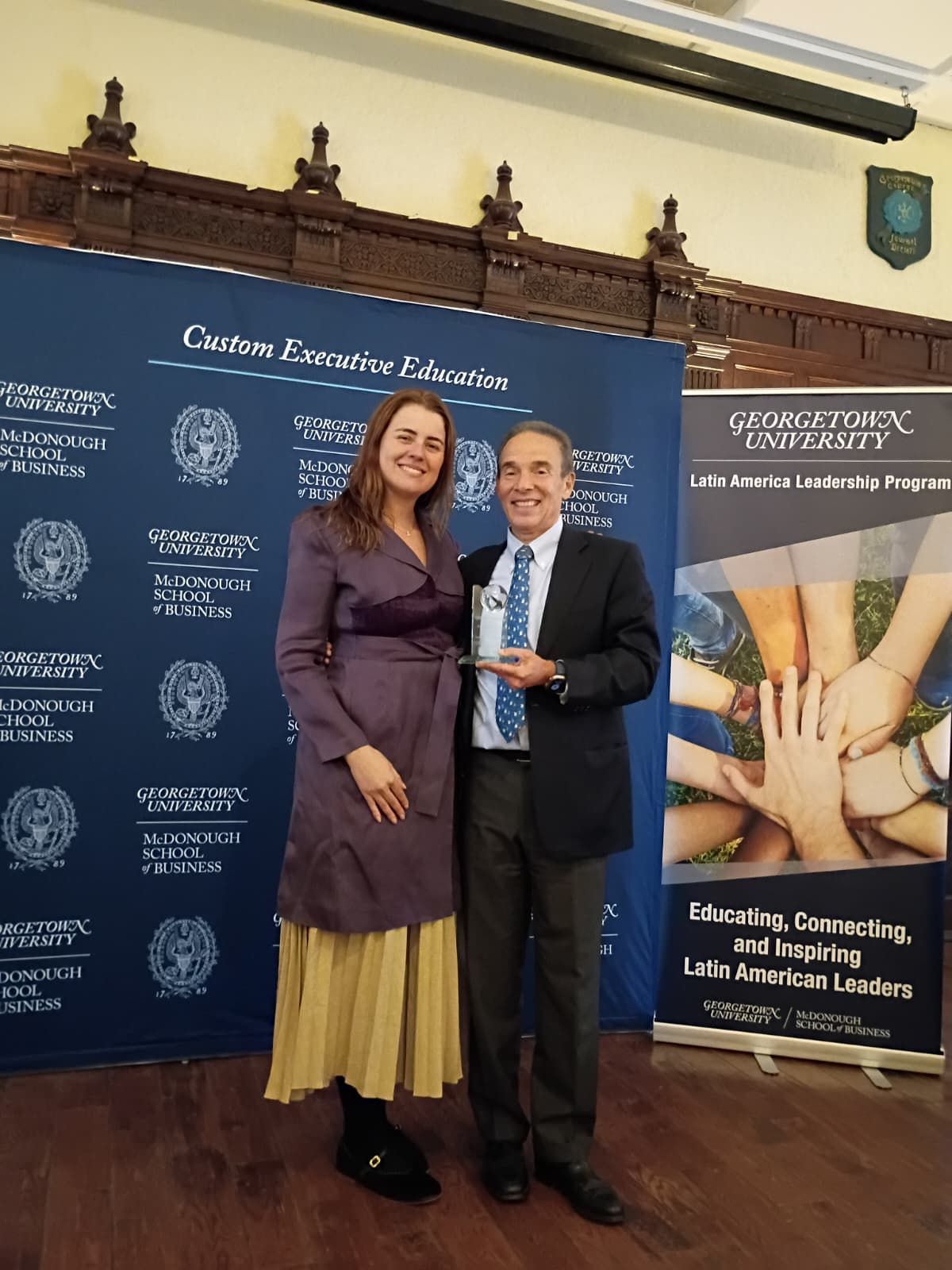 Isabel Tarrisse, Ganadora del Premio de Impacto ILG 2025, junto con el Profesor Ricardo Ernst, Director Ejecutivo de LALP