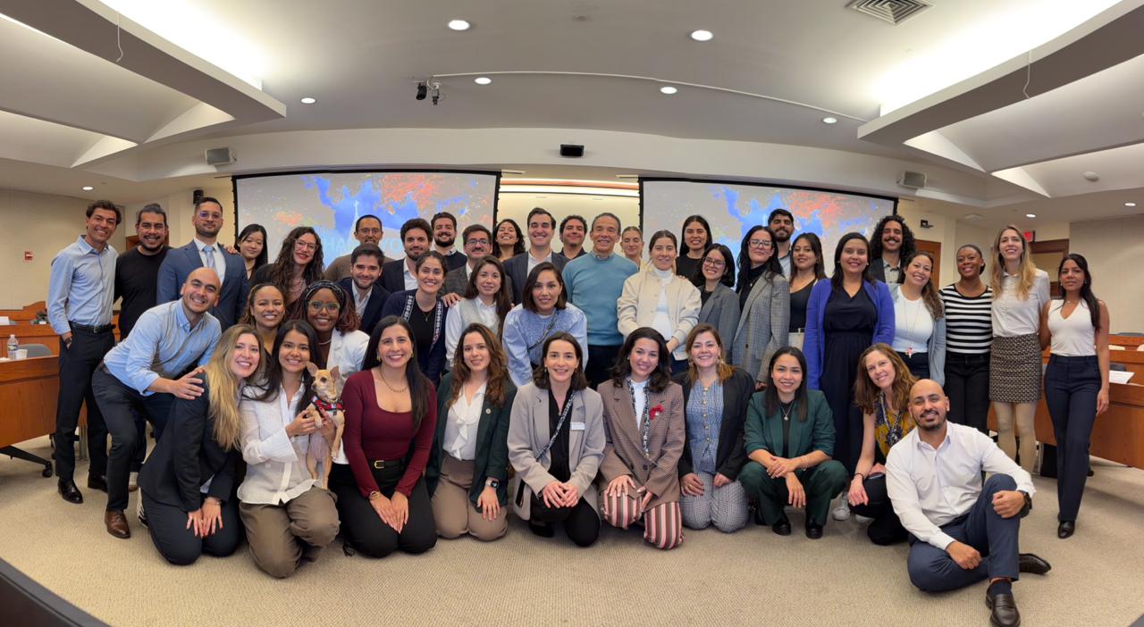 La cohorte GCL 2-26 con el equipo de LALP y los jueces de proyectos