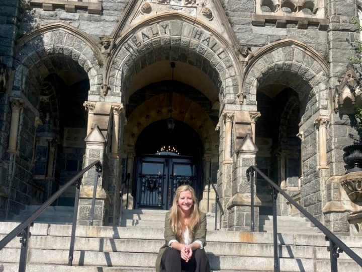 Florencia Rizzardi delante de Healy Hall en Georgetown