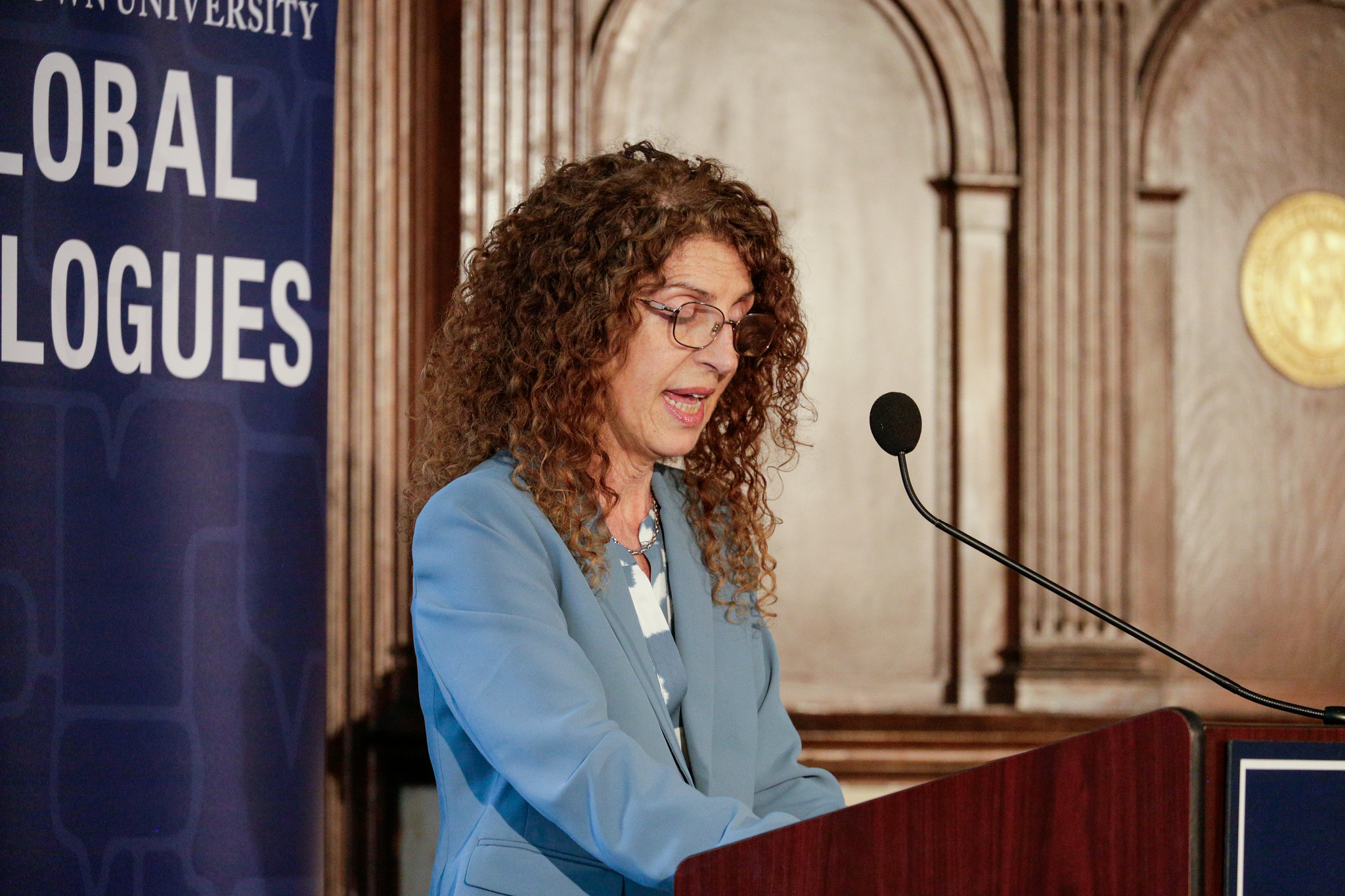 Nicoletta Pireddu introduces panelists.