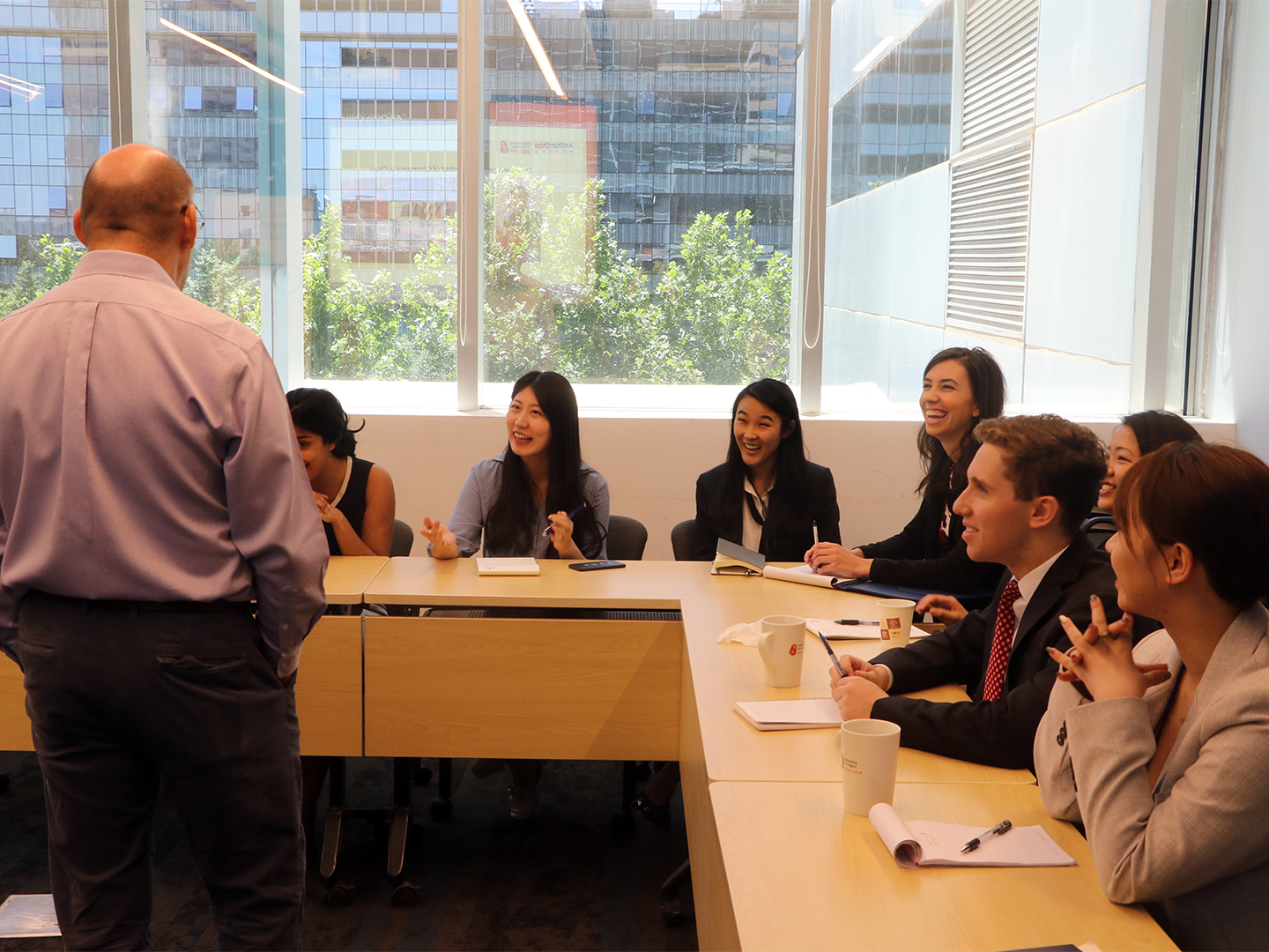 Student Fellows discuss Chinas business environment with Alan Beebe.