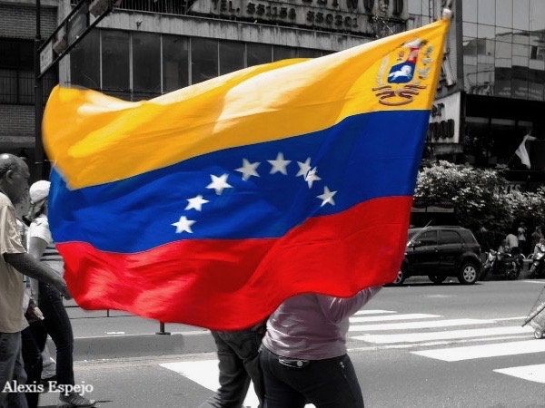 Person holding the Venezuelan flag