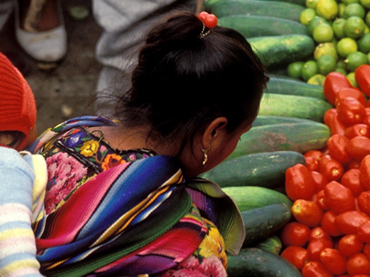 Mujer con bebe en el mercado