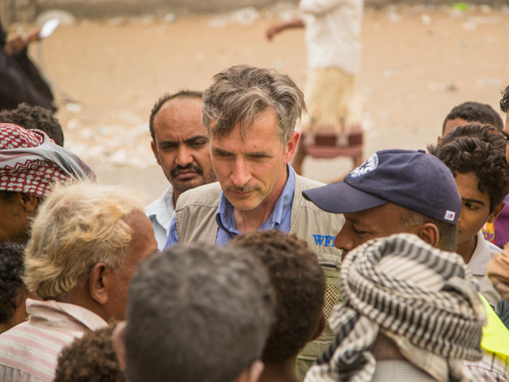 Stephen Anderson meets with WFP aid recipients in Yemen. © WFP/Fares Khoailed