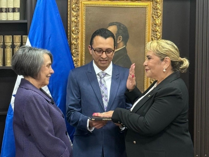 Embajadora Vania García Morales prestando juramento por su nuevo cargo
