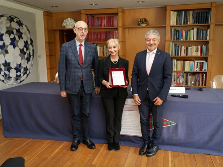 Associate Professor and Gender Certificate Coordinator S Ayse Kadayifci- Orellana receiving the award